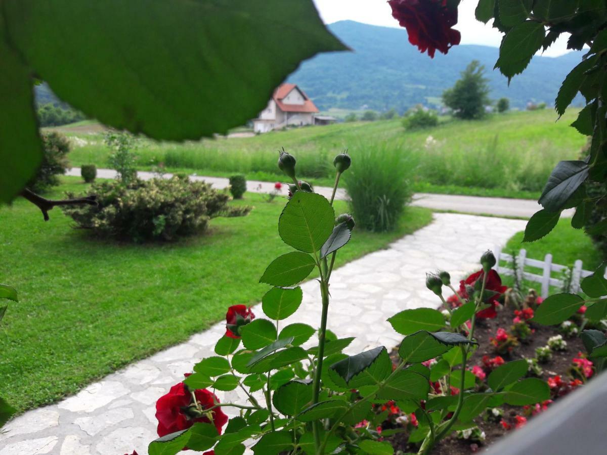 Wooden House Nela Near Plitvice Lakes スモーヤナク エクステリア 写真
